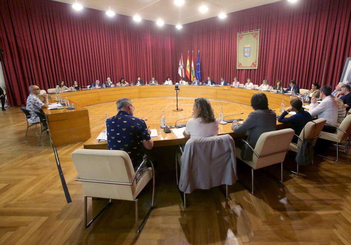 Pleno ordinario municipal del Ayuntamiento de Logroño correspondiente al pasado mes de julio. juan marín