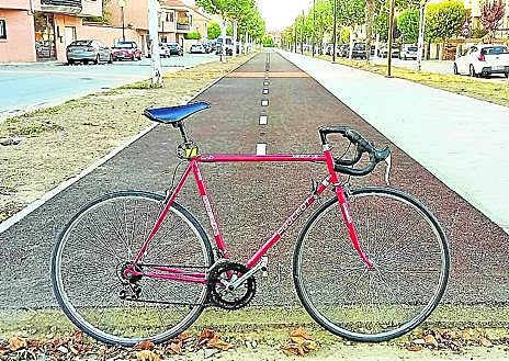 Imagen secundaria 1 - Imágenes de distintos tramos del carril bici despejado o sin conexión, al no estar acabada la obra. Arriba, Tramo descentrado de la avenida de Juan Carlos, en Lardero. Debajo, iInicio o final del carril ciclopeatonal en la calle Cosme García de Lardero. 