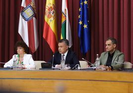 Sanz, Escobar y Sáinz, en el pleno.