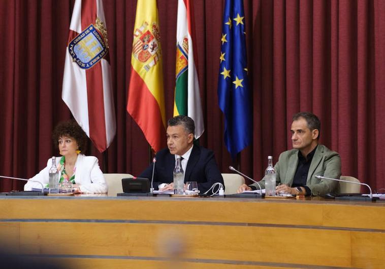 Sanz, Escobar y Sáinz, en el pleno.