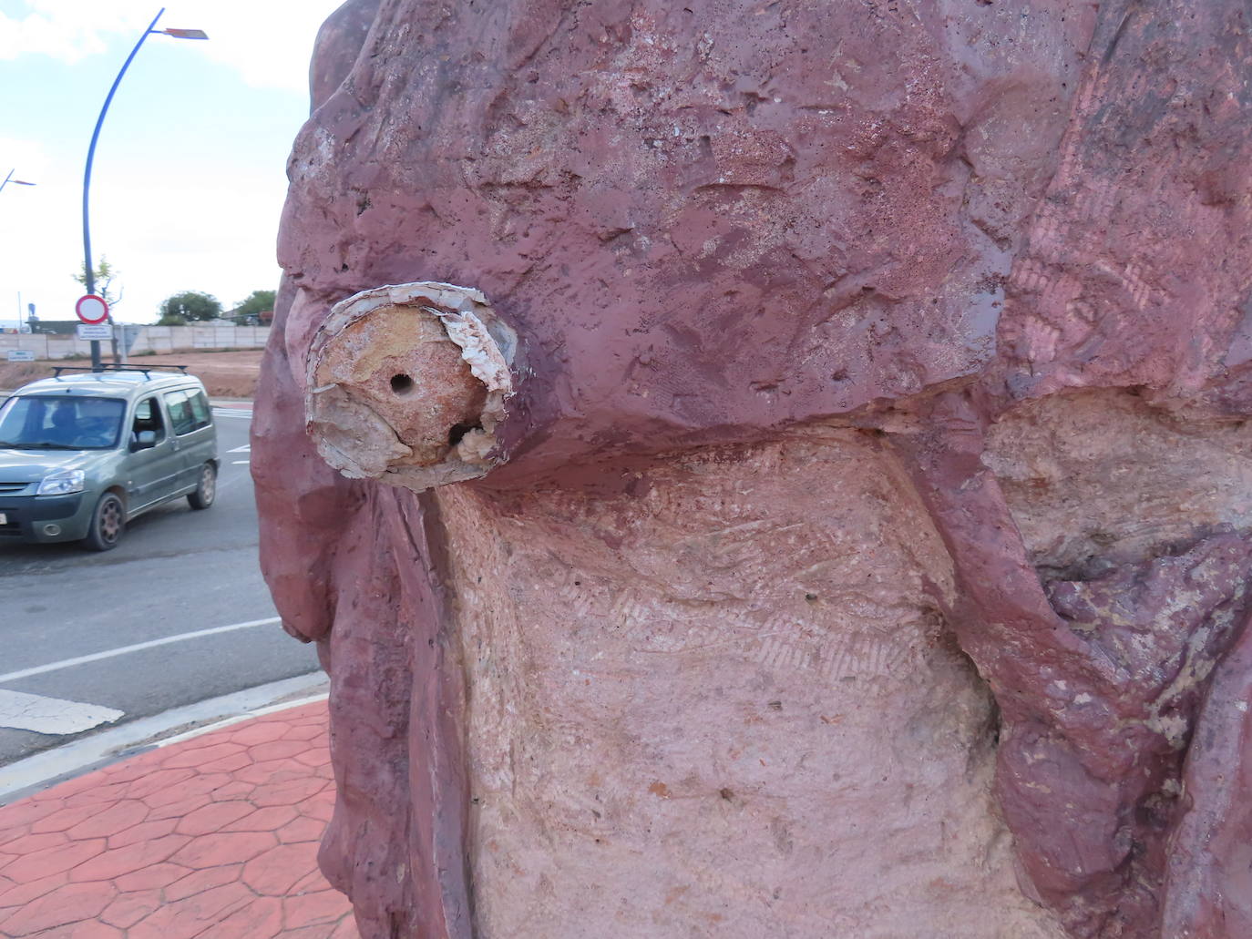 Imagen secundaria 2 - La escultura homenaje al peregrino sufre el segundo ataque en un mes