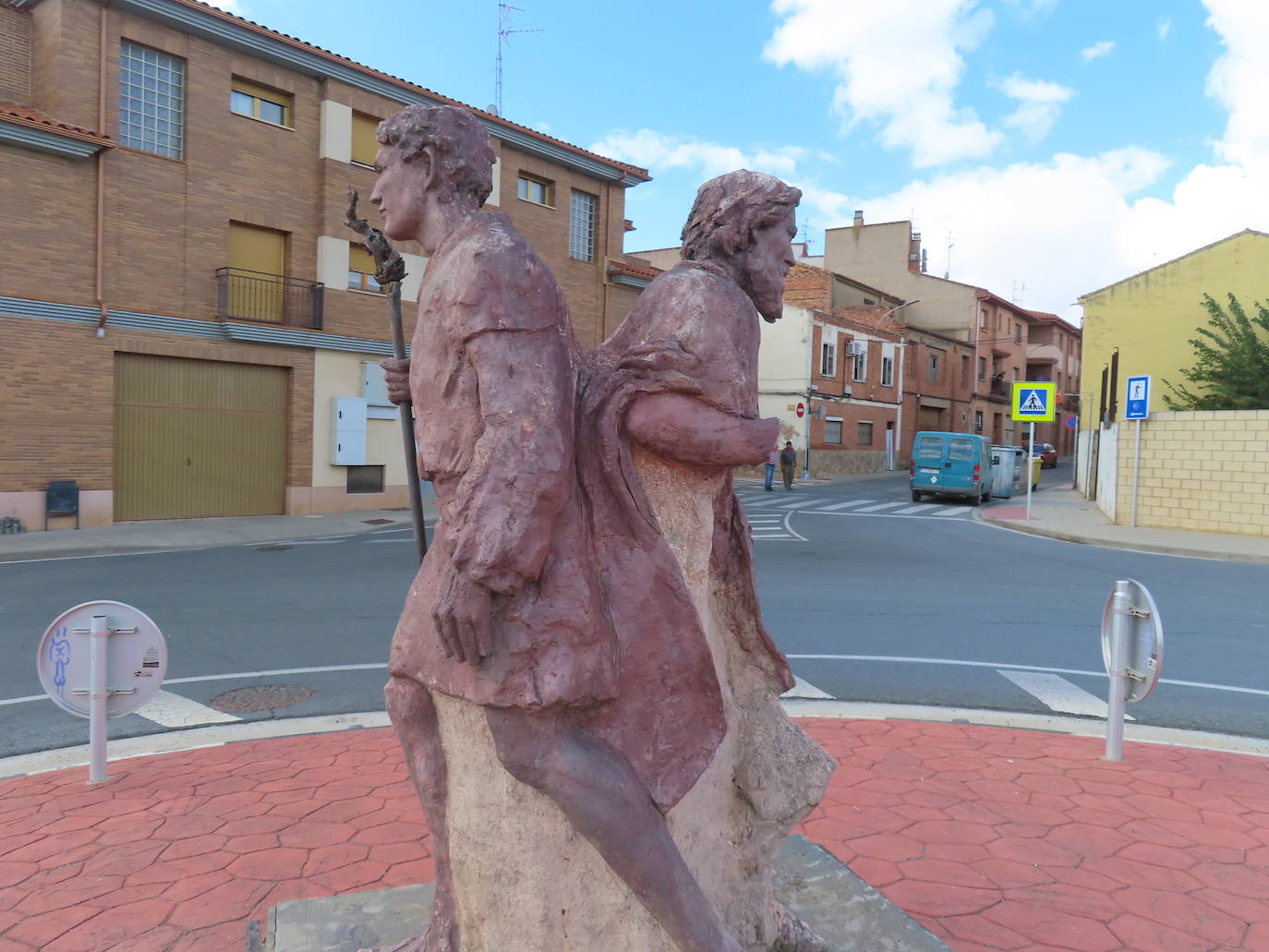 Imagen secundaria 1 - La escultura homenaje al peregrino sufre el segundo ataque en un mes