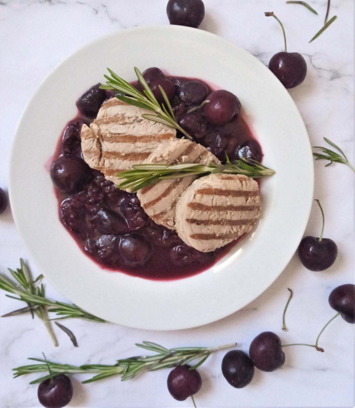 Plato de solomillo con salsa de cerezas.