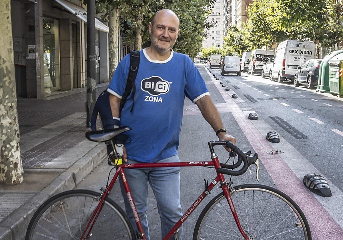 Pedro Ballesteros, portavoz de la agrupación 'Logroñear en Bici', posa en el carril bici de avenida de Portugal en Logroño.