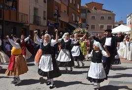Danza al terminar la procesión de ayer de la Virgen de Carravieso en Rincón de Soto.