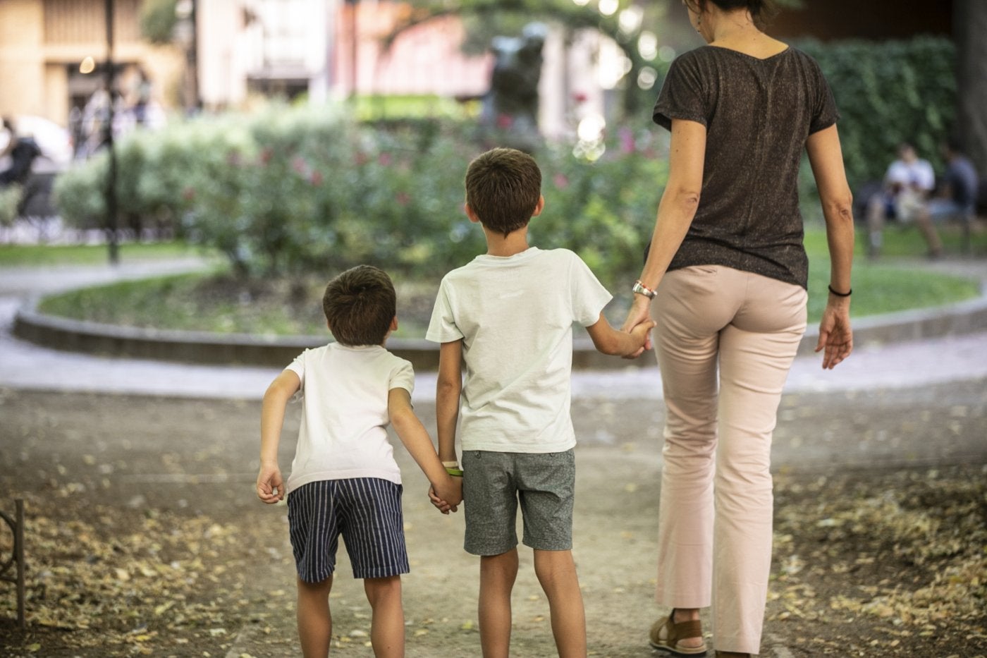 Silvia, con sus dos hijos, en un parque de Logroño.