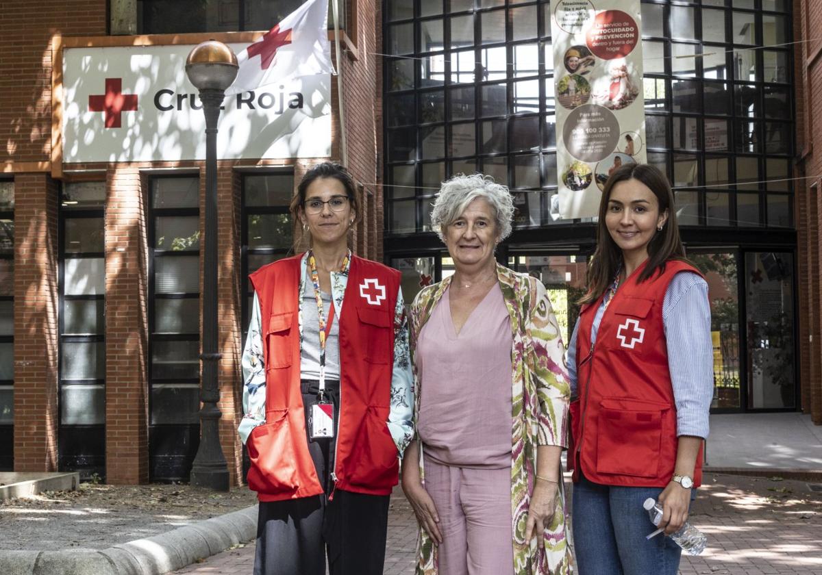 Verónica Beltrán, Ana Arnáez Vadillo y Marisol Cortés, a la entrada de la sede de Cruz Roja.