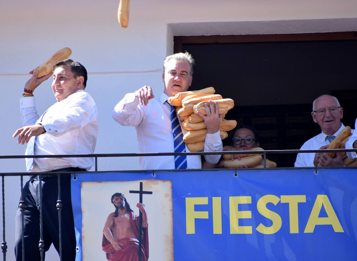 El tradicional lanzamiento del pan y el queso de Quel