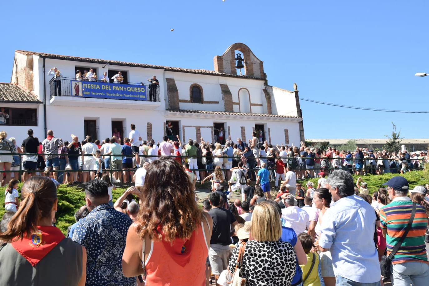 El tradicional lanzamiento del pan y el queso de Quel