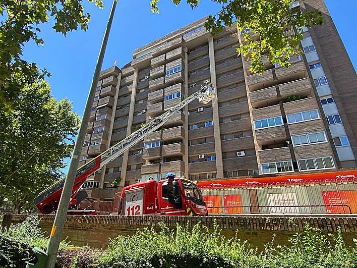 Un momento del rescate en la calle Duques de Nájera de Logroño.