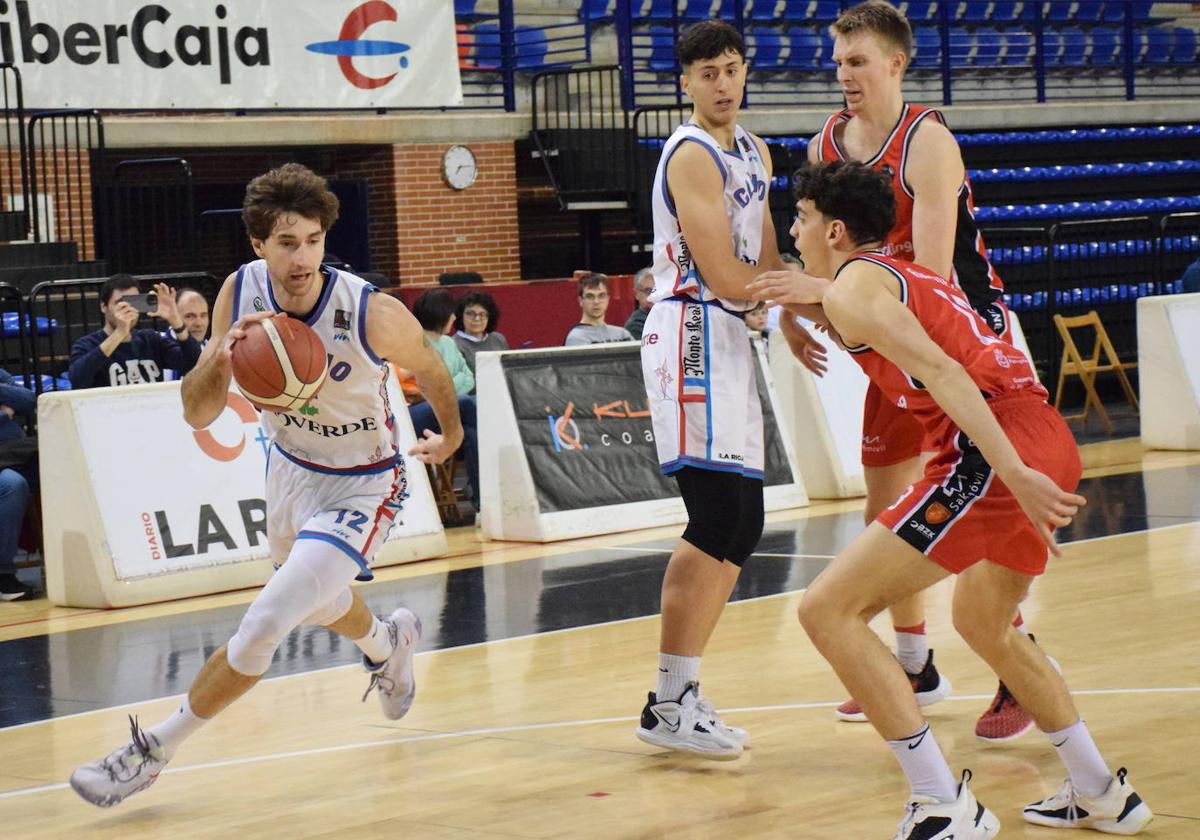 Nicolau bota en un partido de la temporada pasada.