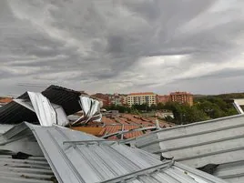 Imagen de cómo quedaron las chapas de 150 kilos tras los fuertes vientos.