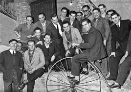Federico Martín Bahamontes montado en el sillín de la bici de fierro en una visita que realizó a Cenicero en 1960. Bahamontes acababa de ganar un Tour de Francia (1959) y rendía visita a la localidad.