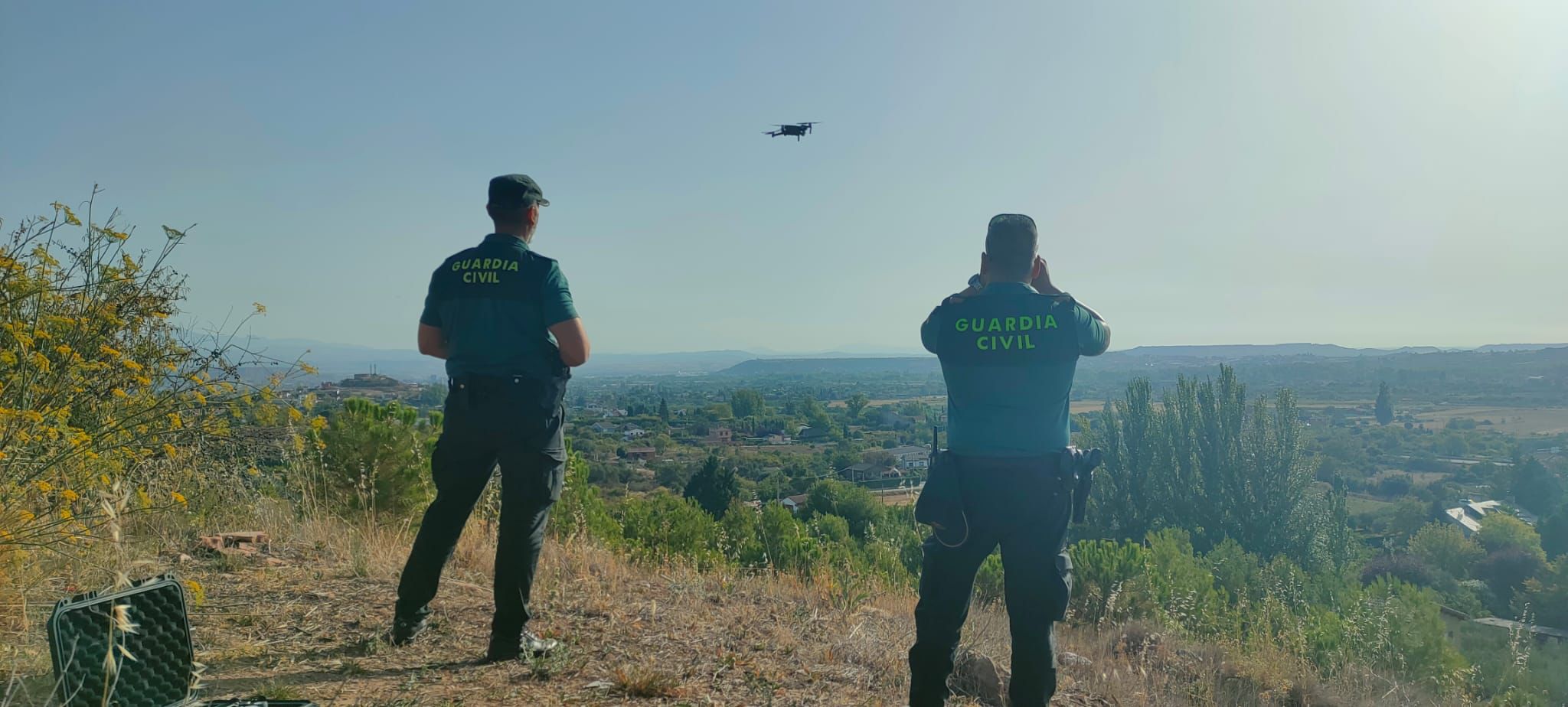 Vuelo del dron y seguimiento de los agentes de la Guardia Civil.