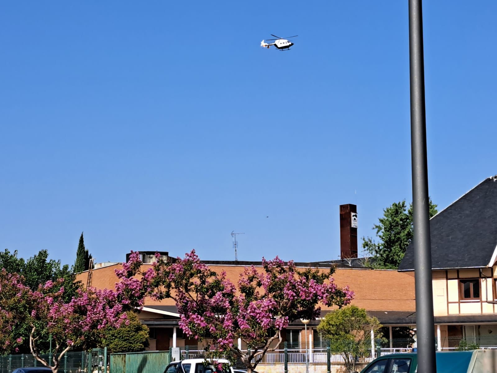 El helicóptero sobrevuela la residencia del Albelda en la que residía el hombre desaparecido.