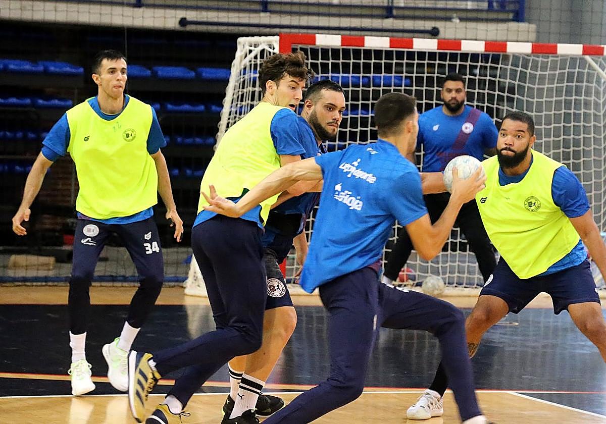 Juan Palomino encabeza un ataque durante un entrenamiento esta semana en el Palacio de los Deportes.