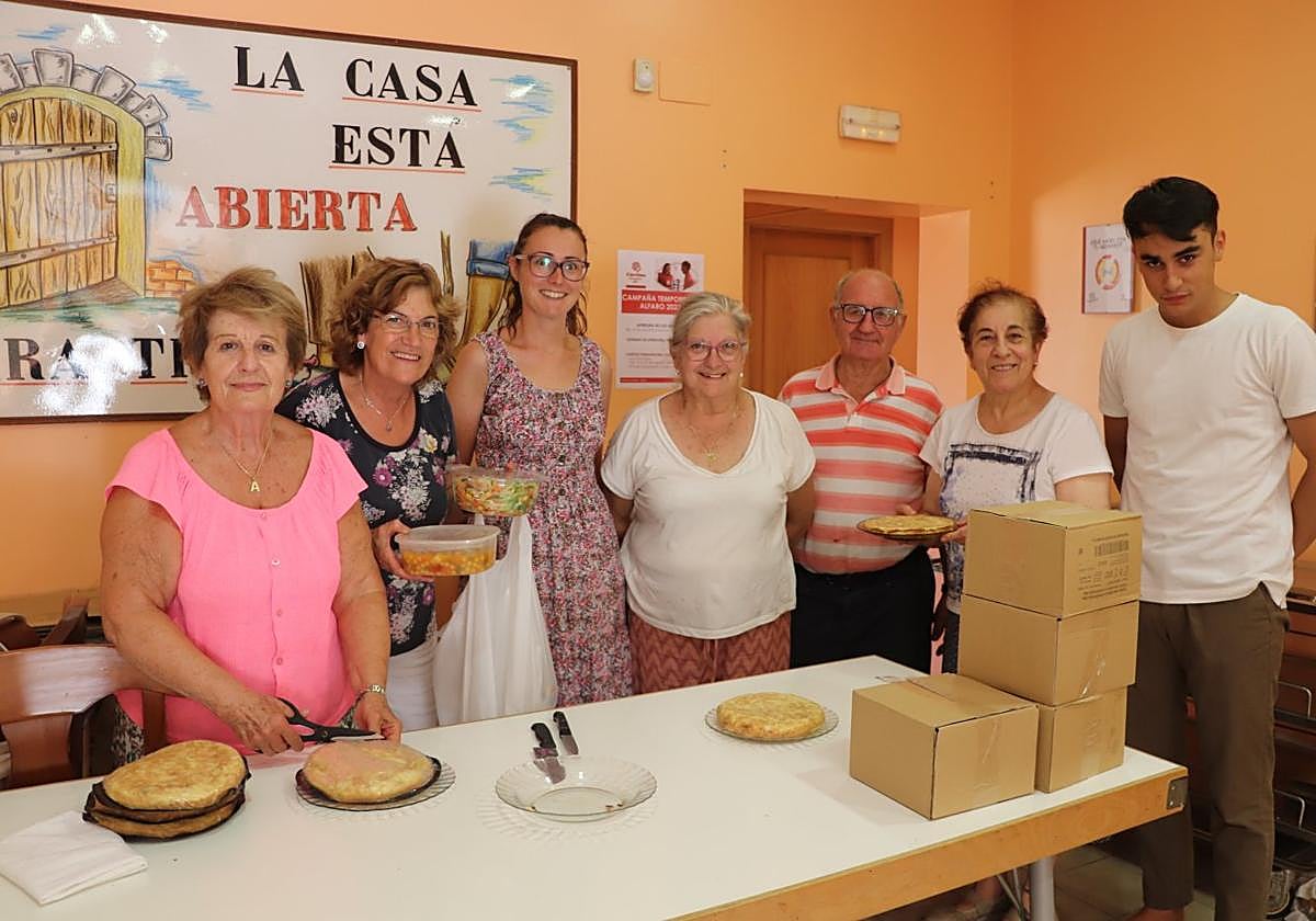 El primer turno de voluntarios preparó ayer la comida a repartir entre los temporeros.