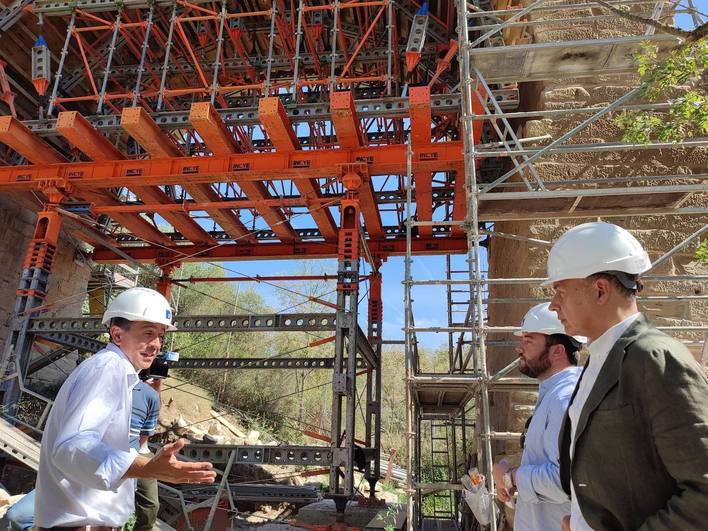 El alcalde de Logroño bajo la cimbra colocada para la reconstrucción del arco riojano del puente, cuya reconstrucción comenzó el pasado mandato tras su colapso el 24 de enero de 2021.