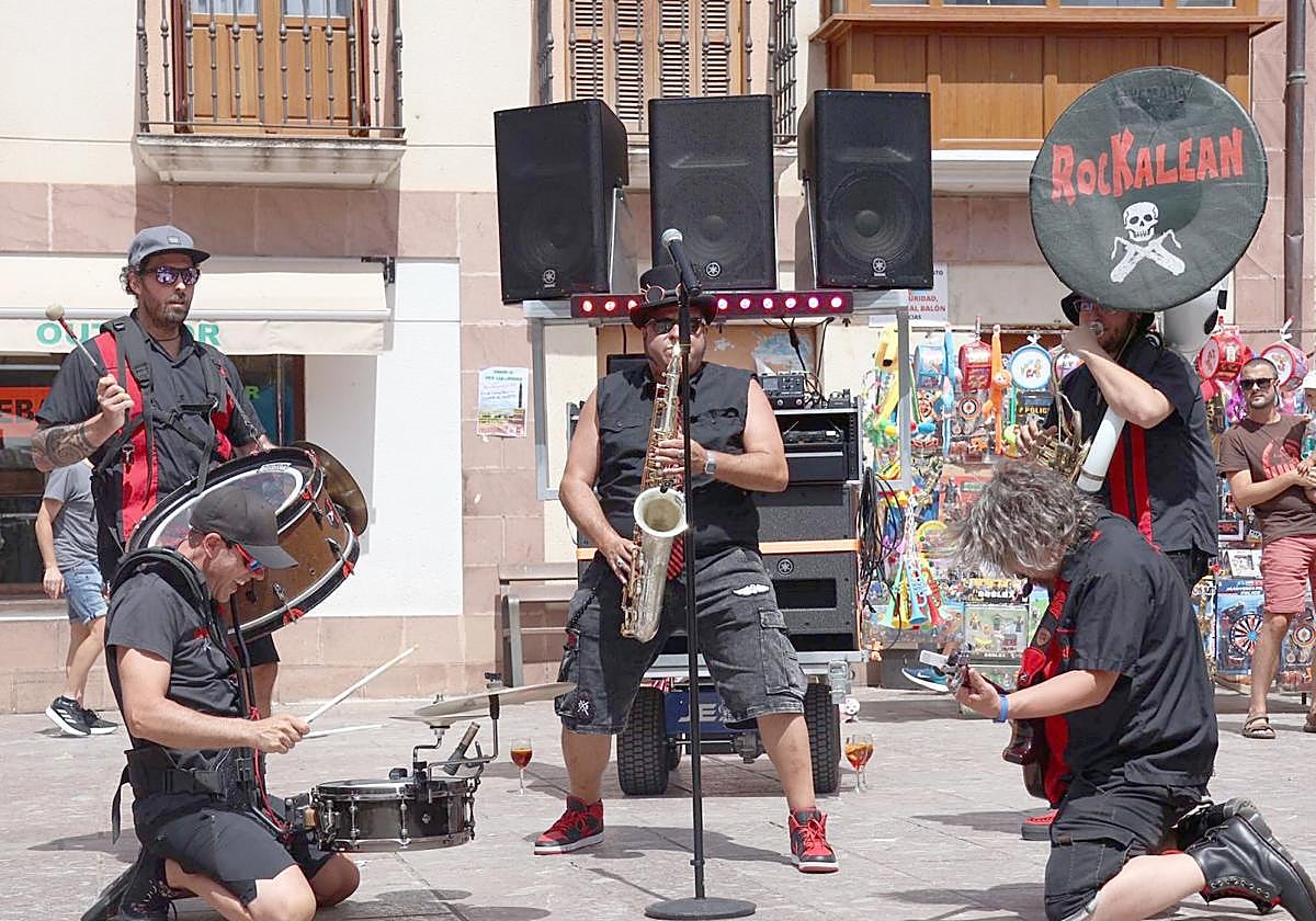 Actuación de Rockalean, ayer por las calles de la villa.