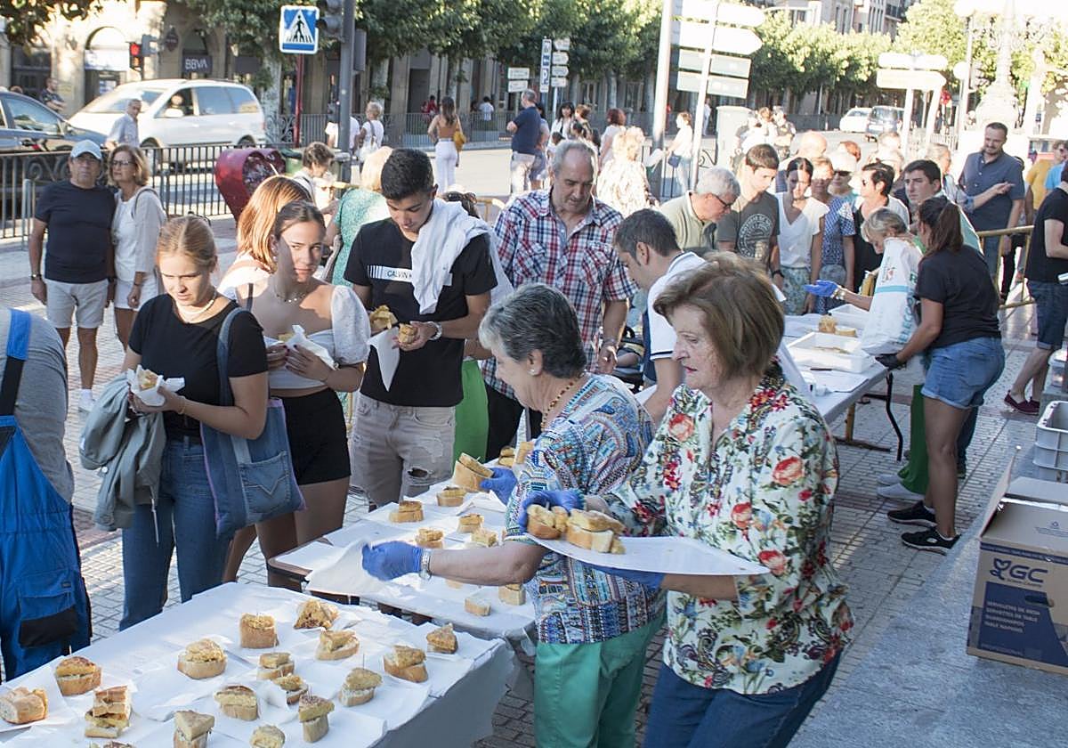 Reparto de pinchos de tortilla, el pasado año.