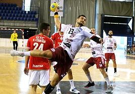 Rolando Uríos se dispone a lanzar en el partido ante el Benfica.
