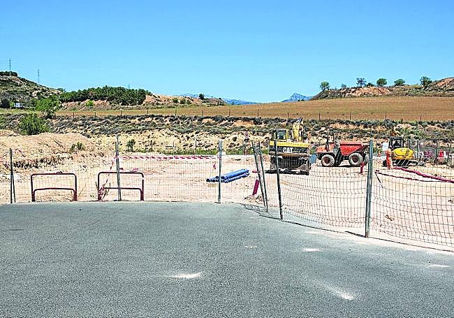 Las máquinas ya han llegado para dar continuidad a la calle Irlanda y hasta la calle Rumanía.