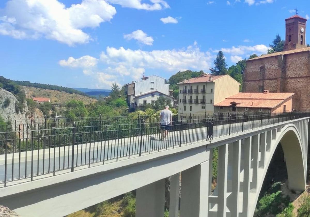 Un hombre transita en la mañana de este lunes por el viaducto San Martín de Ortigosa de Cameros.