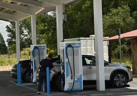 Un conductor reposta su vehículo en una 'electrolinera'.