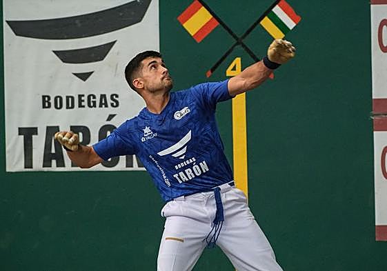 Víctor prepara su volea de derecha.