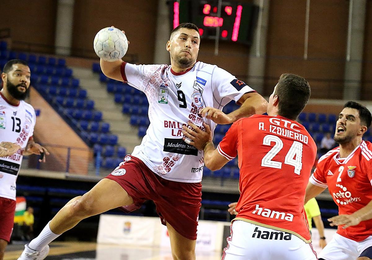 Ismael El Korchi se eleva sobre Ander Izquierdo.