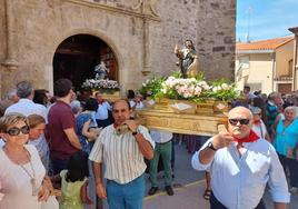 Procesión. Momento en el que las imágenes de San Roque y de la Virgen de la Asunción son sacadas de la iglesia.