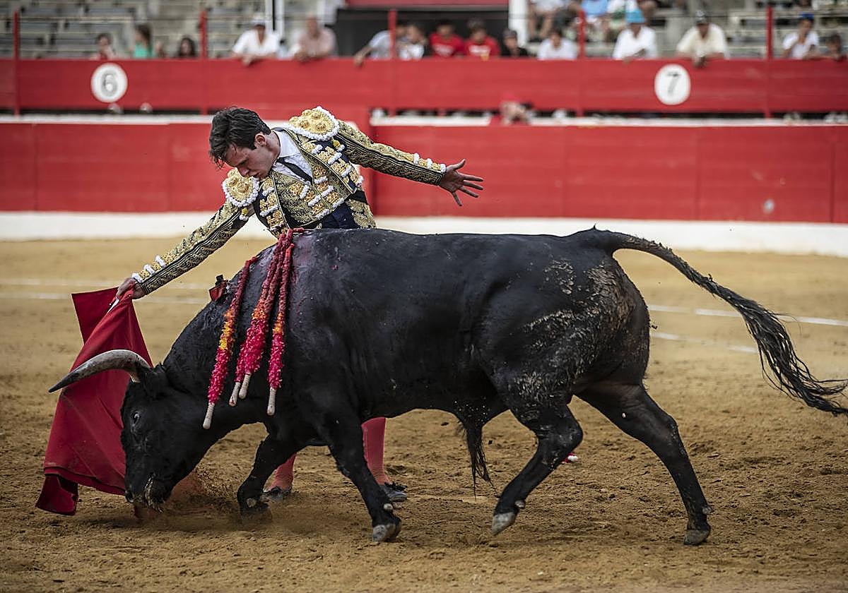 Fabio Jiménez pega un derechazo al novillo de Chamaco.