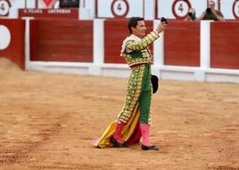 Diego Urdiales da la vuelta al ruedo tras cortar una oreja.