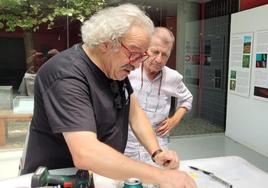 Jesús Rocandio y Antonio Guillén, durante el montaje de la exposición en el Jardín Botánico.