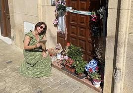 Yolanda Castillo en la puerta de la casa donde vivía su padre.