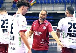 Miguel Ángel Velasco se dirige a Martí Soler en el amistoso disputado ante el Benfica, el sábado pasado, en el Palacio.