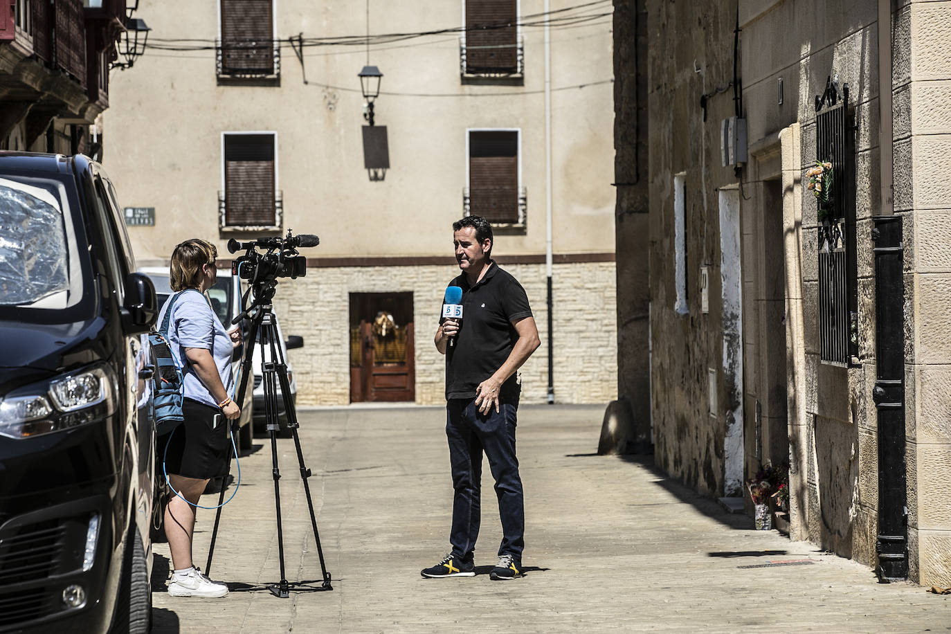 Periodistas durante un directo en Cuzcurrita.