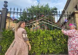 Marta, que ideó el primer taller de mandalas en Ábalos, junto a Eva y unos 'trapillos' que han reconvertido en arte rural.