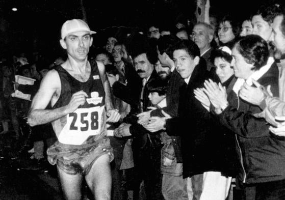 Juan Carlos Traspaderne, con su inconfundible visera, en la 'sansilvestre' logroñesa de 1986.