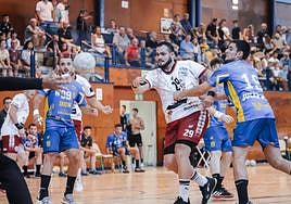 Javi García marca uno de sus siete tantos, en Egia ante el Bidasoa.