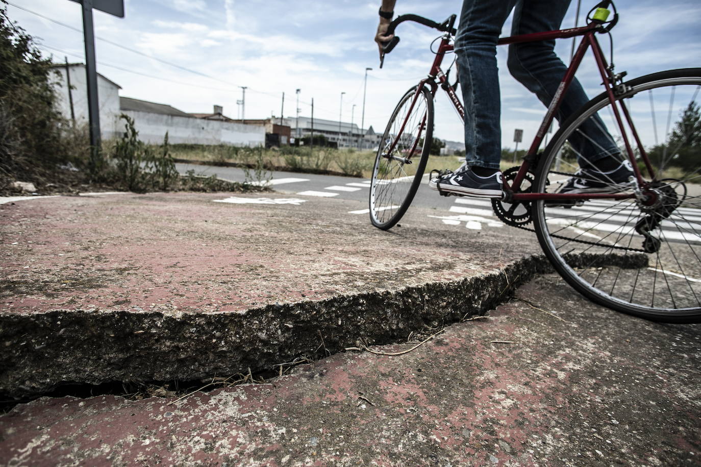 Carril bici con desperfectos y baches en la senda de los Pedregales, junto a Maristas. 