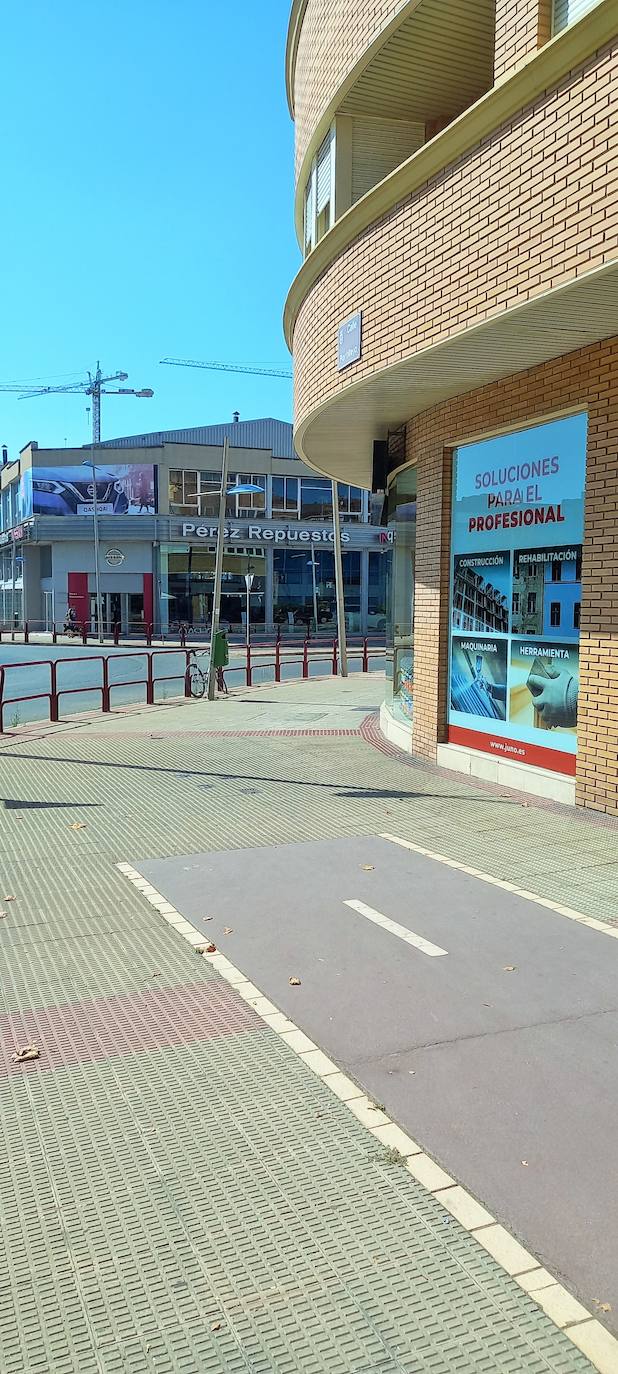 Carril bici en la esquina de avenida de Burgos y calle Portillejo, que acaba en la nada, en medio de la acera. 