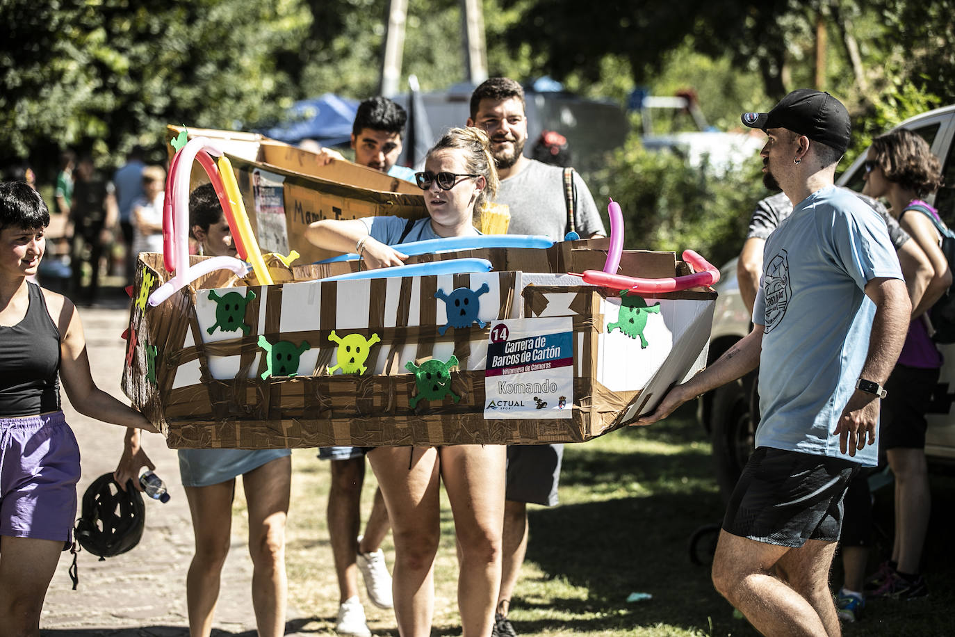 Veintitrés embarcaciones participan en la carrera de barcos de cartón de Villanueva