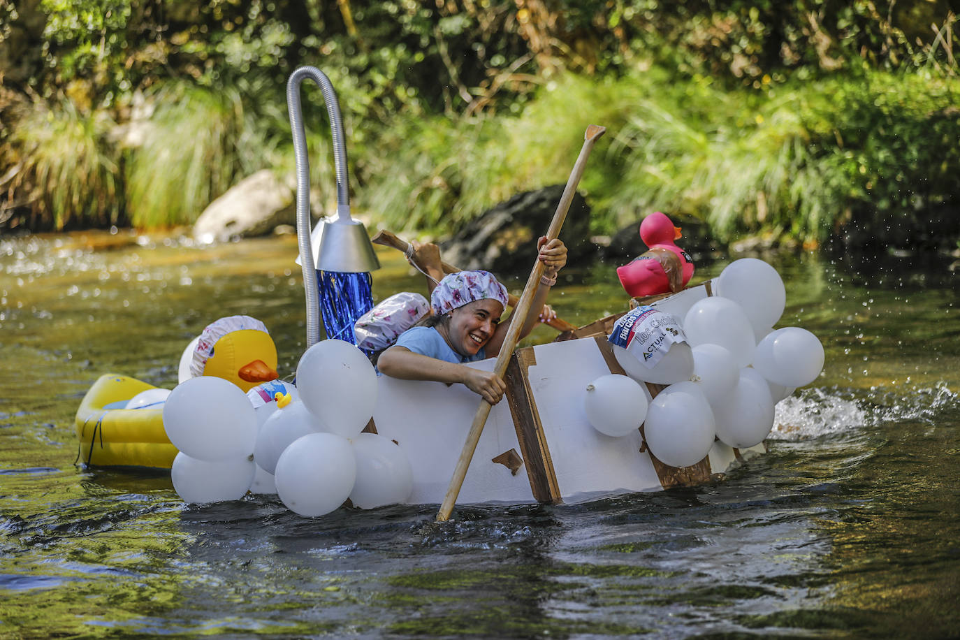 Veintitrés embarcaciones participan en la carrera de barcos de cartón de Villanueva