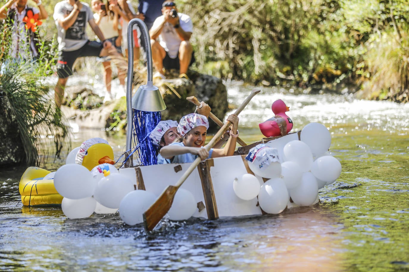 Veintitrés embarcaciones participan en la carrera de barcos de cartón de Villanueva