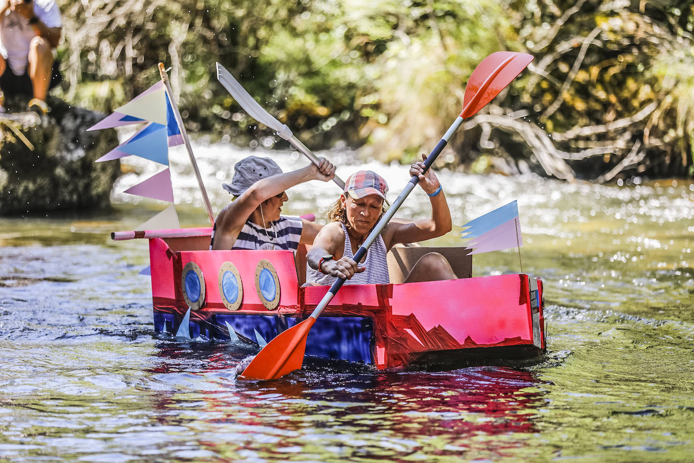 Veintitrés embarcaciones participan en la carrera de barcos de cartón de Villanueva