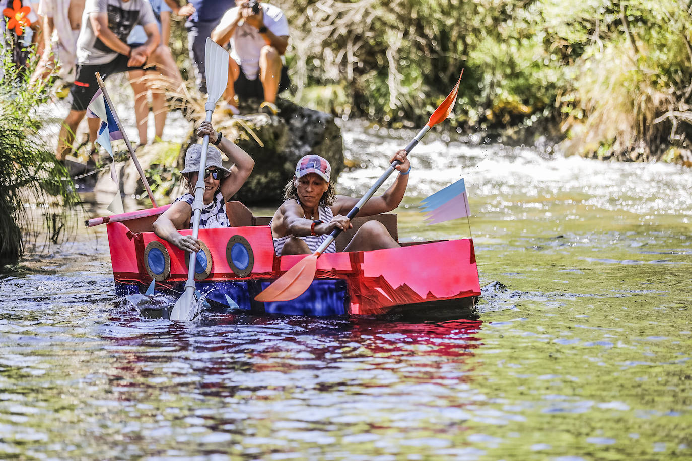 Veintitrés embarcaciones participan en la carrera de barcos de cartón de Villanueva