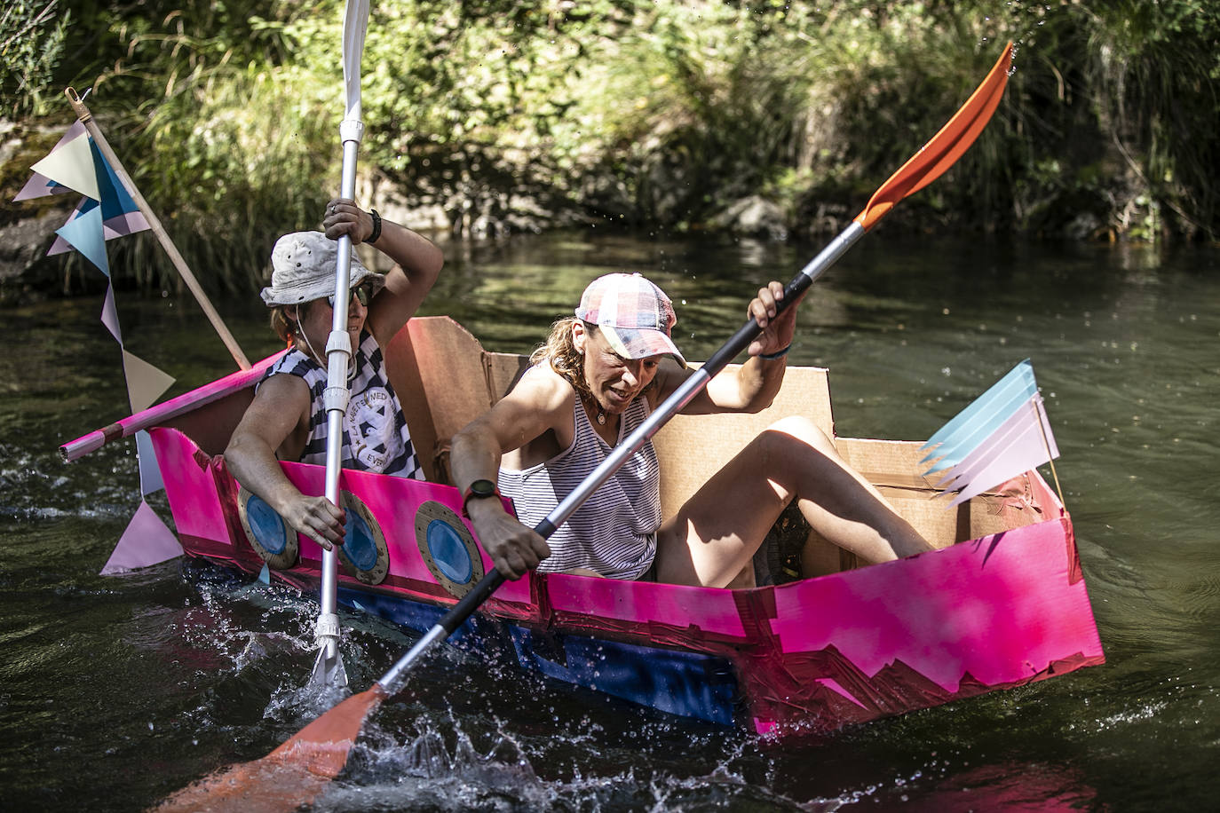 Veintitrés embarcaciones participan en la carrera de barcos de cartón de Villanueva