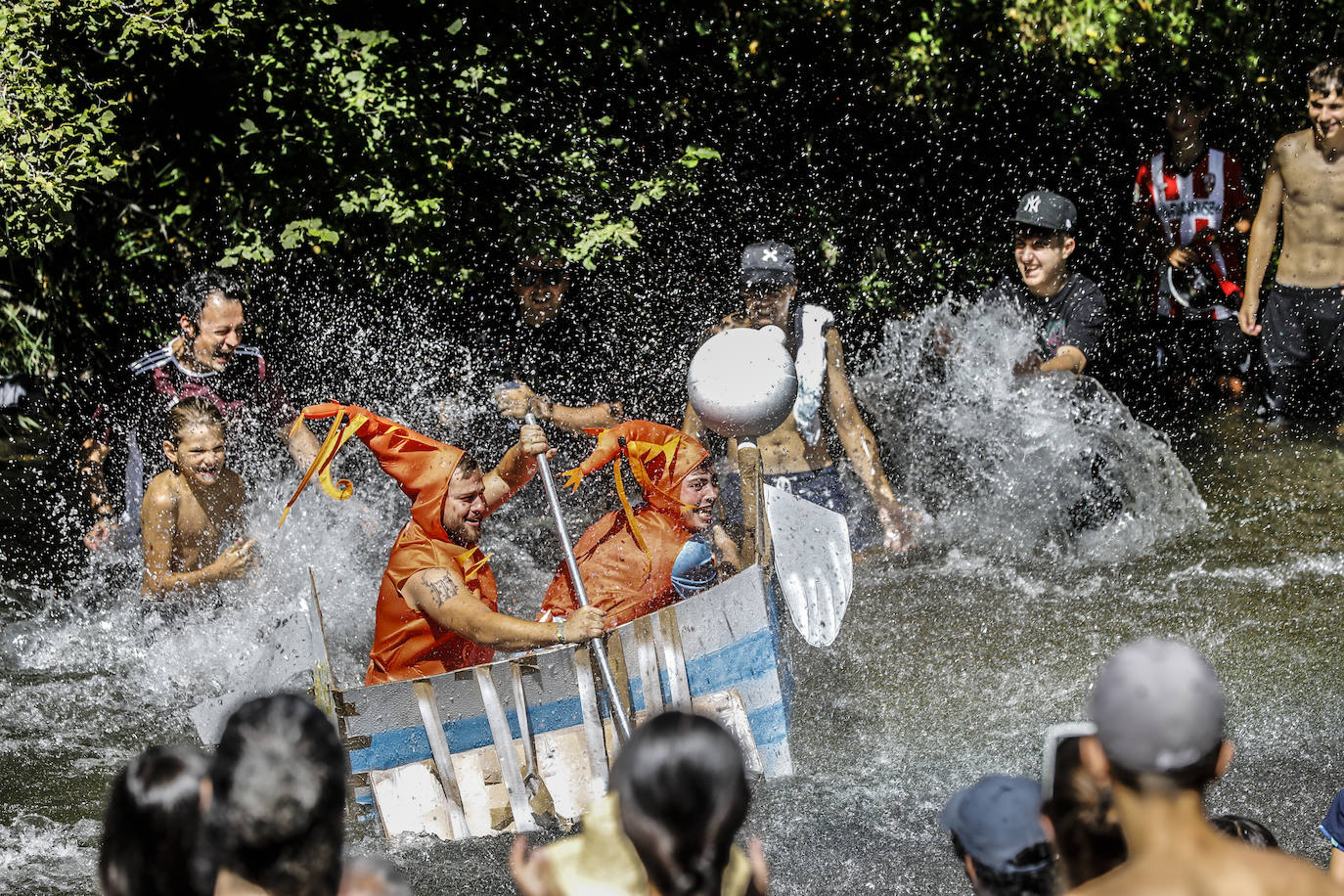 Veintitrés embarcaciones participan en la carrera de barcos de cartón de Villanueva