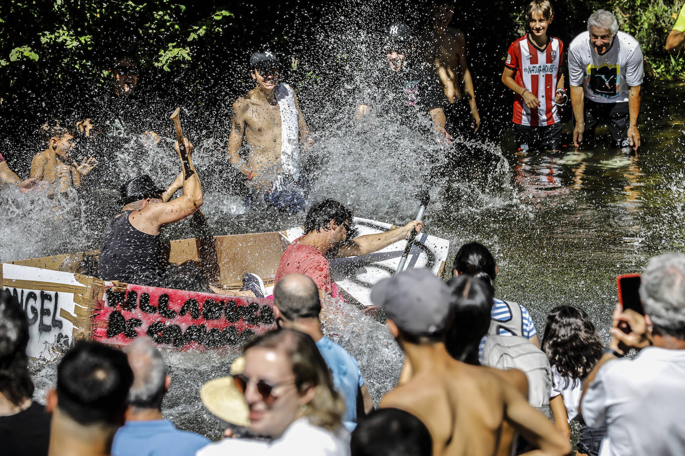 Veintitrés embarcaciones participan en la carrera de barcos de cartón de Villanueva